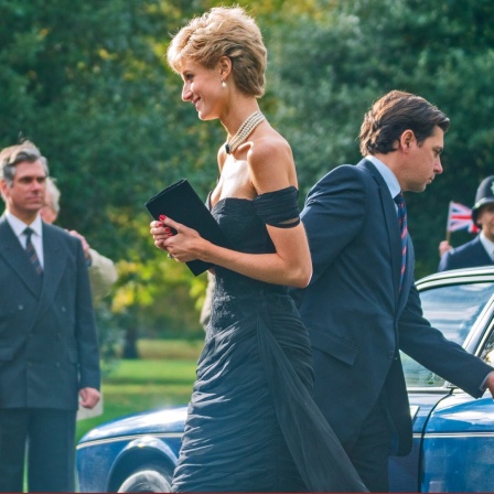 Elizabeth Debicki als Lady Diana in einer Szene, in der sie im Abendkleid aus dem Auto steigt und Menschen grüßt - Aus Staffeln 5 von "The Crown"