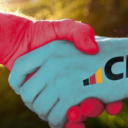 FOTOMONTAGE, ein Handschlag zwischen einer rot und einer türkis gefärbten Hand steht für eine mögliche große Koalition der Parteien SPD und CDU bzw. der Union.