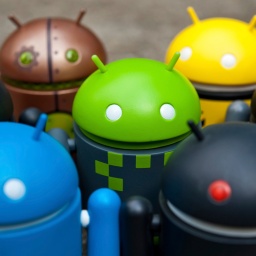 Symbolbild: Eine Gruppe von kleinen Androiden-Figuren.