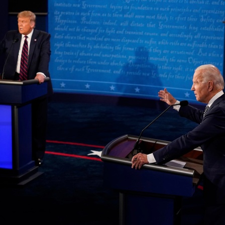 Joe Biden und Donald Trump gestikulierend an ihren Rednerpulten beim TV-Duell 2020