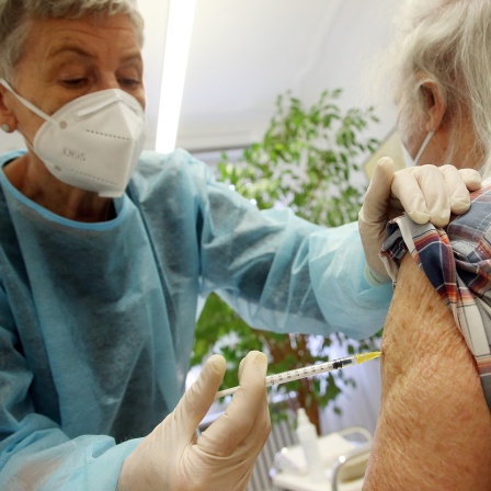 Ein älterer Mann lässt sich in der Praxis seiner Hausärztin die dritte Impfung mit dem Comirnaty-Impfstoff des Herstellers Biontech/Pfizer injizieren. Um einen möglichst hohen Schutz gegen das Coronavirus zu erhalten, werden verstärkt in den Arztpraxen die Angebote für die Drittimpfung ausgesprochen.