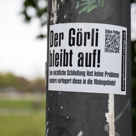 "Der Görli bleibt auf!" steht auf einem Aufkleber im Görlitzer Park in Berlin (Bild: dpa / Hannes P. Albert)