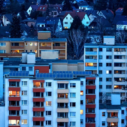 Blick auf Hochhäuser und Mehrfamilienwohnhäuser im Berliner Stadtteil Neukölln.