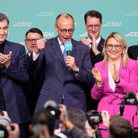 Friedrich Merz auf der CDU-Wahlparty, ganz vorne mit dabei auch CSU-Chef Markus Söder.