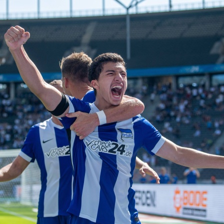 Hertha-Spieler Ibrahim Maza bejubel das Tor zum 1:0 gegen Regensburg