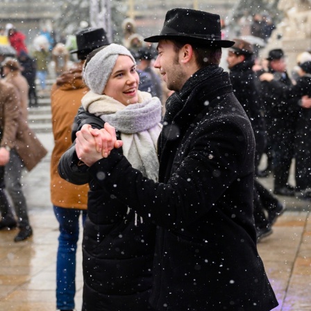 Zwei Volkstänzer bei der Eröffnungsfeier der Kulturhauptstadt Veszprém.