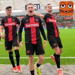 Drei Leverkusener Spieler freuen sich nach einem Tor