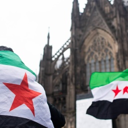 Syrische Flaggen vor dem Kölner Dom