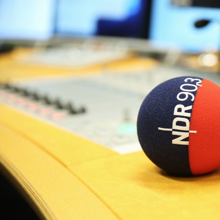 Ein Mikrofon im Studio von NDR 90,3.
