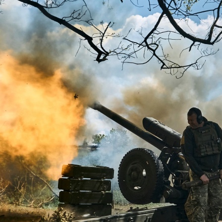 Ukrainische Soldaten feuern eine Kanone in der Nähe von Bachmut in der Region Donezk ab