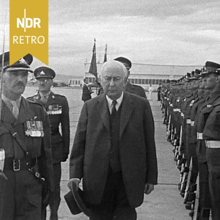 Theodor Heuß bei Empfang auf dem Flughafen von Quebec, 29.05.1958