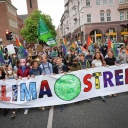Junge Teilnehmerinnen und Teilnehmer eines Demonstrationszuges von Fridays for Future tragen ein Banner mit dem Text &#034;Klimastreik&#034;.