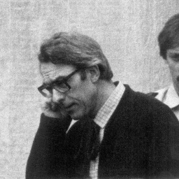 Der ehemalige Rechtsanwalt Manfred Roeder (l) wird am 28.6.1982 in Stuttgart-Stammheim zur Urteilsverkündung geführt: Er wurde als Rädelsführer der rechtsterroristischen "Deutschen Aktionsgruppen" zu 13 Jahren Haft verurteilt.