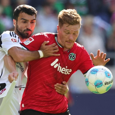 Hannovers Marcel Halstenberg im Zweikampf mit Nürnbergs Mahir Emreli
