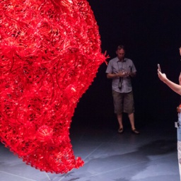 Digitale Freundschaft zwischen analogen Herzen: Eine Frau fotografiert die Skulptur "Independent heart" von Joana Vasconcelos im Guggenheim Museum in Bilbao.