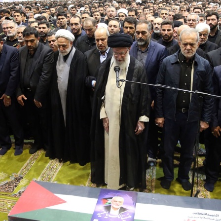 Der iranische Oberste Führer Ajatollah Ali Chamenei betet über den Särgen des getöteten Hamas-Führers Ismail Hanija und seines Leibwächters während der staatlich-organisierten Trauerzeremonie an der Teheraner Universität. 
