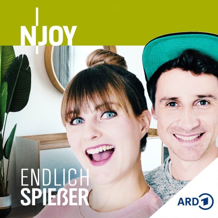 Das Bild zeigt die Hosts des N-JOY Podcasts "Endlich Spießer".