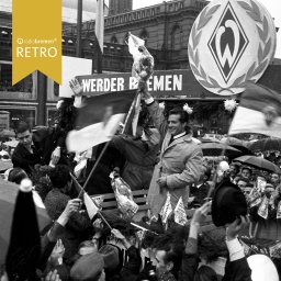 Die Mannschaft von Werder-Bremen zieht 1965 feierend durch die Innenstadt von Bremen und wird von den Fans bejubelt.