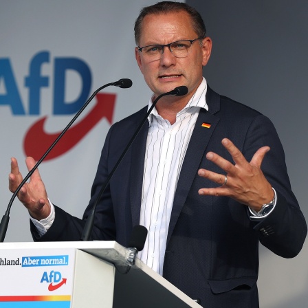 Tino Chrupalla, Bundesvorsitzender und AfD-Spitzenkandidat für die Bundestagswahl, spricht auf dem Podium bei der Wahlkampftour der AfD.
