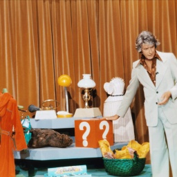 Rudi Carrell steht am 29.4.1974 an den Preisen der Sendung "Am laufenden Band"
