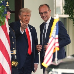 US-Präsident Donald Trump begrüßt den deutschen Bundeskanzler Friedrich Merz (CDU) bei dessen Antrittsbesuch in den USA. 