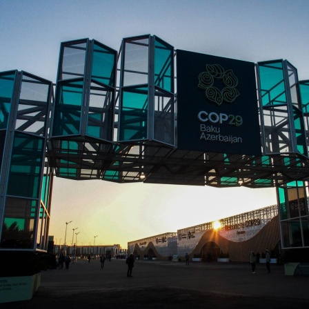 Die Sonne geht unter vor der Kongresshalle der COP29, die jetzt zuuende ging. 