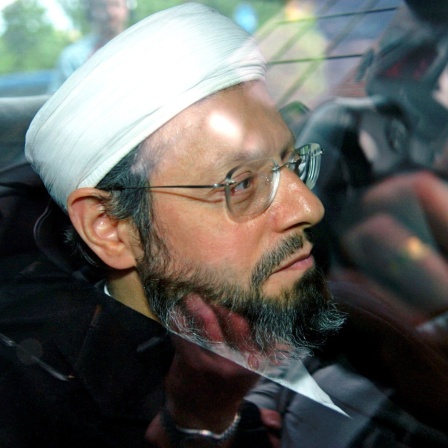 Der Islamistenführer Metin Kaplan im Auto auf dem Weg zum Ordnungsamt in Köln 2004.