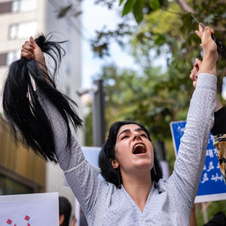 Demonstrantinnen schneiden sich aus Protest gegen das streng konservative Mullah-Regime und nach dem Tod der 22-jährigen Mahsa Amini die Haare ab. 