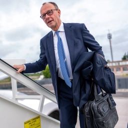 Bundeskanzler Friedrich Merz (CDU) steigt in ein Flugzeug der Flugbereitschaft der Luftwaffe.