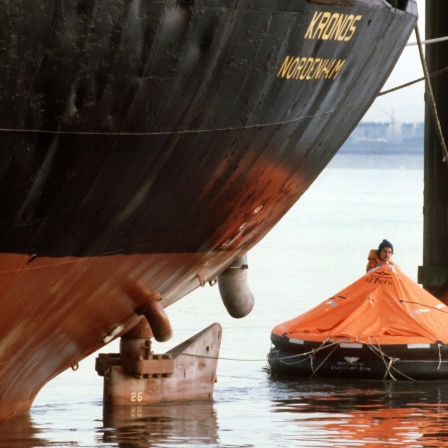 Mitglieder der Umweltschutzorganisation Greenpeace schwimmen am 13.10.1980 in einer roten Rettungsinsel vor dem Bug des Abfalltankers &#034;Kronos&#034;, der in Nordenham auf der Weser vor Anker liegt