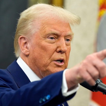 12.02.2025, USA, Washington: Präsident Donald Trump spricht während der Vereidigung von Gabbard als Geheimdienstkoordinatorin im Oval Office des Weißen Hauses. 