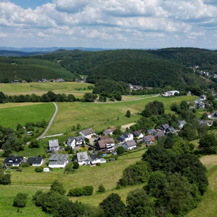 Luftaufnahme der Landschaft und den Ort Siegen-Oberschelden. Symbolbild