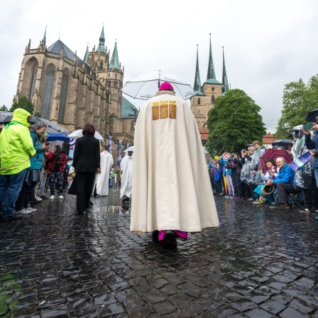 Ulrich Neymeyr, Bischof von Erfurt, zieht mit der Prozession zum Fronleichnams-Gottesdienst zum 103. Deutschen Katholikentag auf dem Domplatz Erfurt ein.
