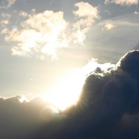 Sonnenlicht durchbricht die Wolken 