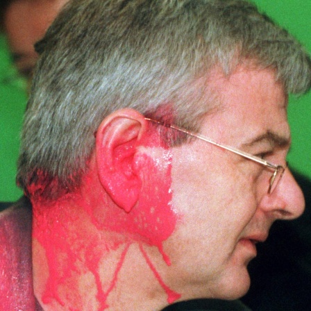 Joschka Fischer (Grüne), kurz nachdem er auf dem Sondersparteitag der Grünen zum Kosovo-Krieg von einem Farbbeutel getroffen wurde.