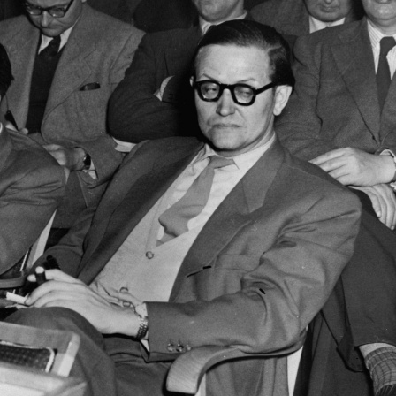 Karl Eduard von Schnitzler als Leiter der Kommentatorengruppe des staatlichen Rundfunkkomitees der DDR bei einer Pressekonferenz in Ostberlin zur Viermächtekonferenz der Außenminister (Foto: Januar 1954.