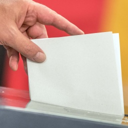 Symbolbild: Wahlurne vor einer Deutschlandfahne