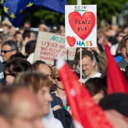 Bei einer Demonstration in Dresden steht auf einem Schild: Kein Platz für Hass.