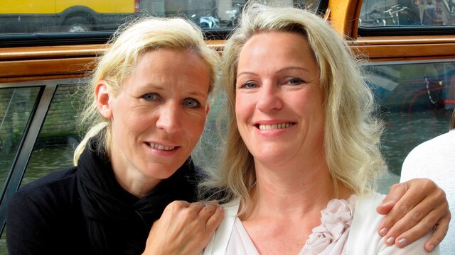 Die Passagierinnen Stefanie und Karin bei einer Grachtenfahrt in Amsterdam, Niederlande.