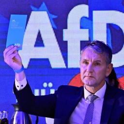 Björn Höcke, AfD-Landeschef, sitzt im Saal des Hotel Pfiffelburg während des Landesparteitags der AfD im Saal des Hotel Pfiffelburg.