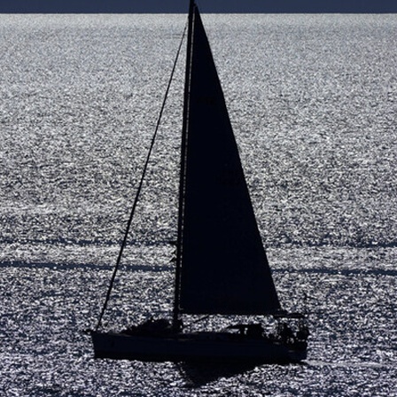 Ein Segelboot segelt vor der Küste von Tongoy, Chile