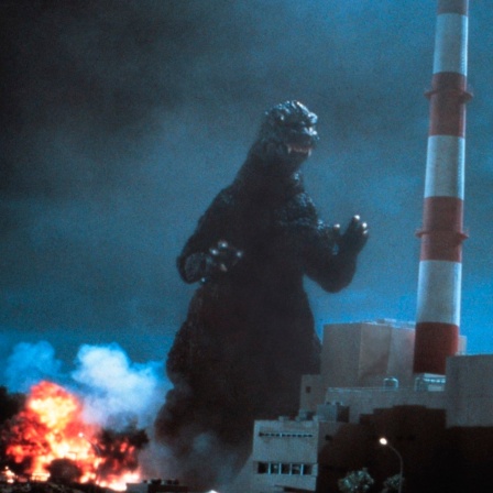 Ein Ausschnitt aus dem Film "Godzilla - die Rückkehr des Monsters", Godzilla steht vor einem Atomkraftwerk.