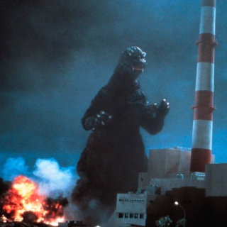 Ein Ausschnitt aus dem Film "Godzilla - die Rückkehr des Monsters", Godzilla steht vor einem Atomkraftwerk.