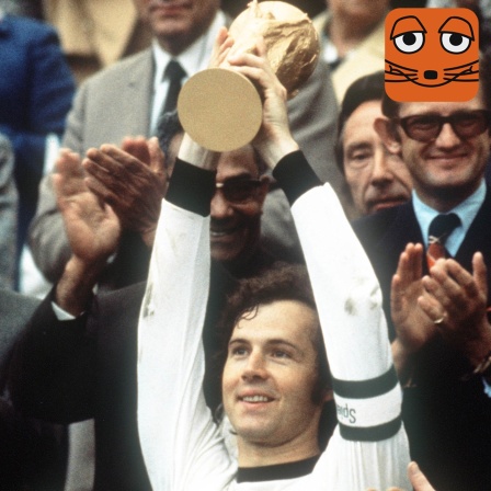 Franz Beckenbauer hält nach dem Finale der Fußballweltmeisterschaft gegen die Niederlande den WM-Pokal hoch, Münchner Olympiastadion, 07.07.1974.