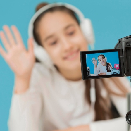 Mädchen als Influencerin vor der Kamera