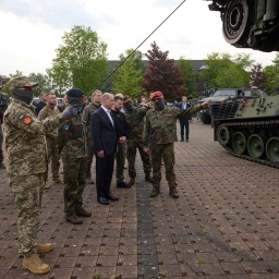 Bundeskanzler Olaf Scholz mit Präsident Wolodymyr Selenskyj und Bundeswehr-Soldaten (Bild: picture alliance/SvenSimon/Presidential Office of Ukraine)