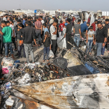 Palästinenser betrachten die Zerstörung nach einem israelischen Luftangriff auf ein Flüchtlingslager in Rafah.