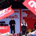 Lars Klingbeil und Anke Rehlinger sprechen auf der Bühne bei der Wahlkampfauftaktveranstaltung zur Landtagswahl in Nordrhein-Westfalen am 02. April 2022 in Essen, Deutschland