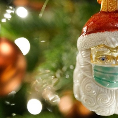 Spezielle Kugel am Weihnachtsbaum: Nikolaus mit Mundschutz
