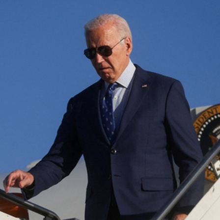 US-Präsident Joe Biden verlässt ein Flugzeug in Chicago 